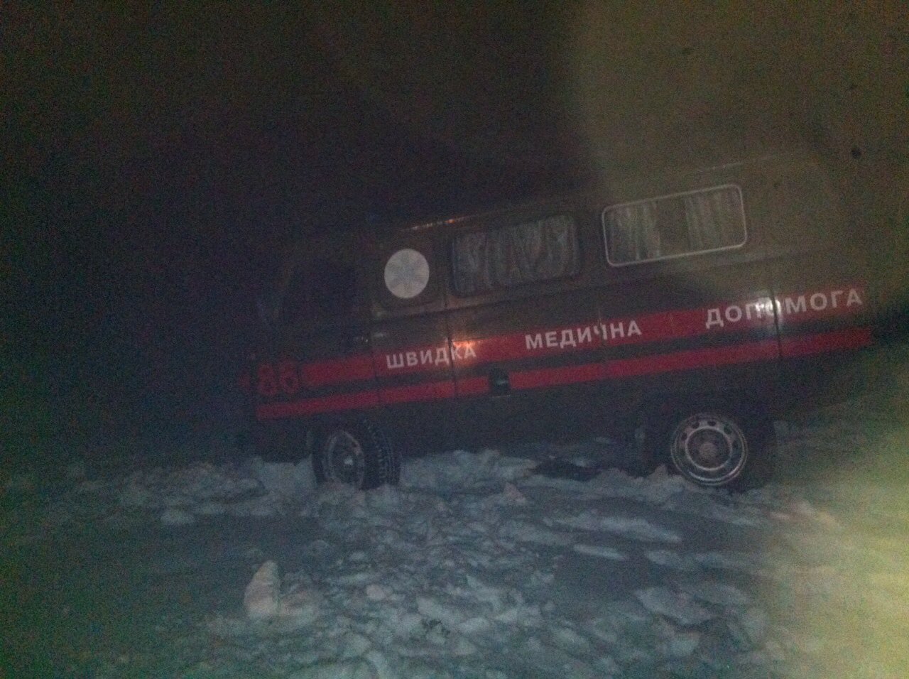 На Николаевщине из сложных заносов спасатели вытащили скорую помощь