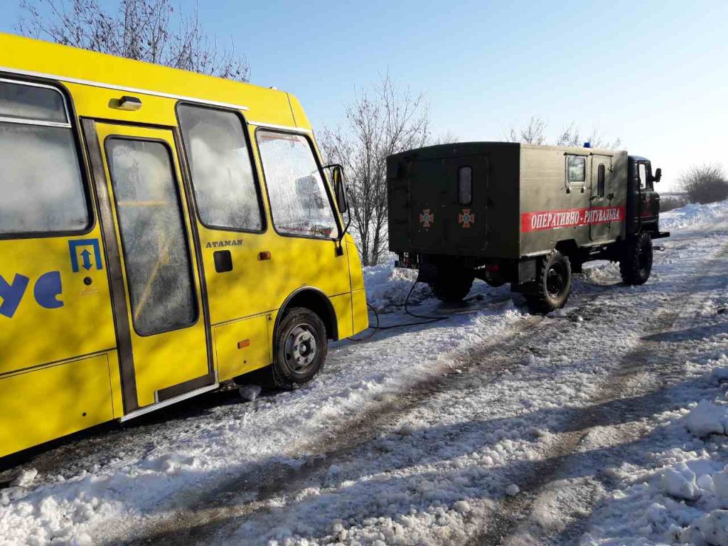 И школьный автобус с детьми, и УАЗик – кого вчера из снежных сугробов пришлось доставать спасателям Николаевщины 1