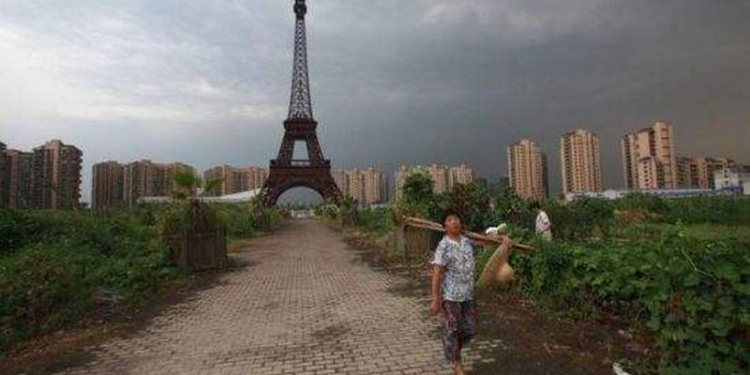 В китайском городе Наньчан штормовой ветер снес установленную перед торговым центром копию Эйфелевой башни