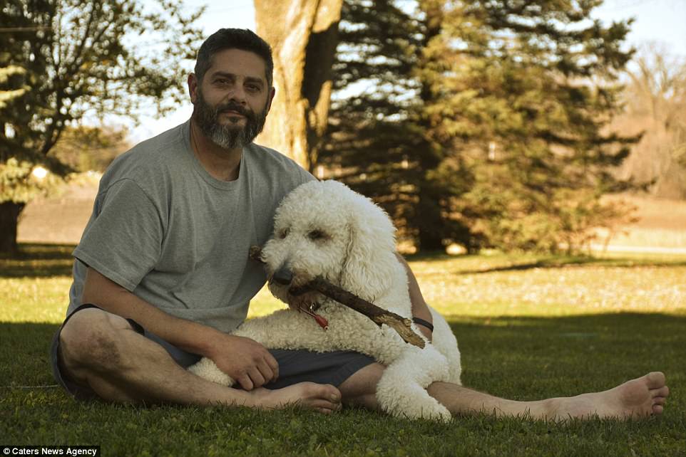 Американец стал хитом Instagram после того, как он превратил свою собаку в семифутового гиганта в серии странных фотографий, снятых в Photoshop 1