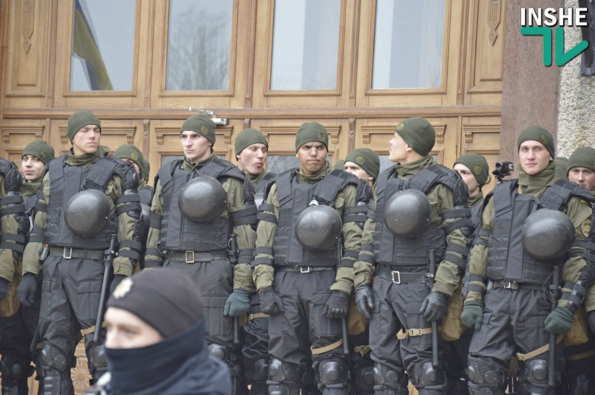 Сессия облсовета в Николаеве. Протест у входа и Нацгвардия по периметру 30