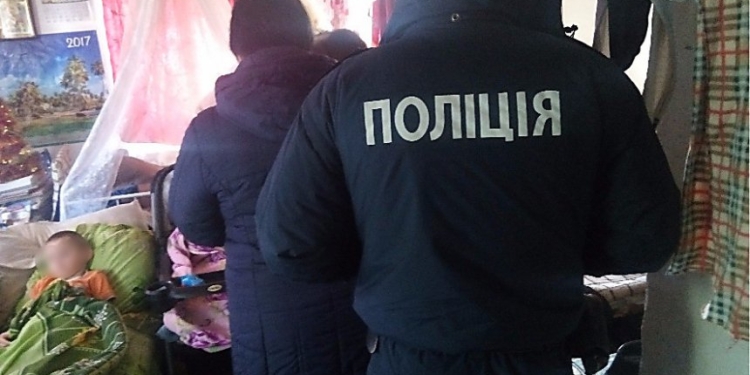 Мать – пьяная, восьмимесячный ребенок – больной и замерзший. На Николаевщине соцслужбы изъяли двоих детей  у родителей