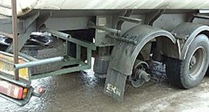 На Львовщине сорвавшееся колесо грузовика убило женщину на остановке