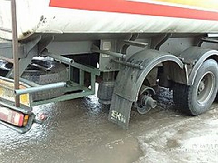 На Львовщине сорвавшееся колесо грузовика убило женщину на остановке 1