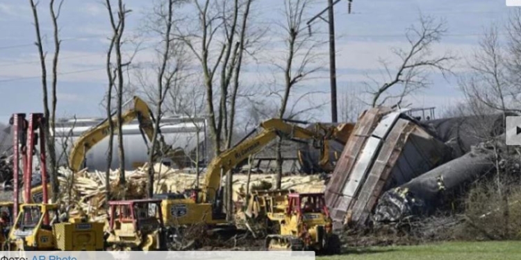 В США столкнулись два поезда и загорелись. Местных жителей эвакуировали