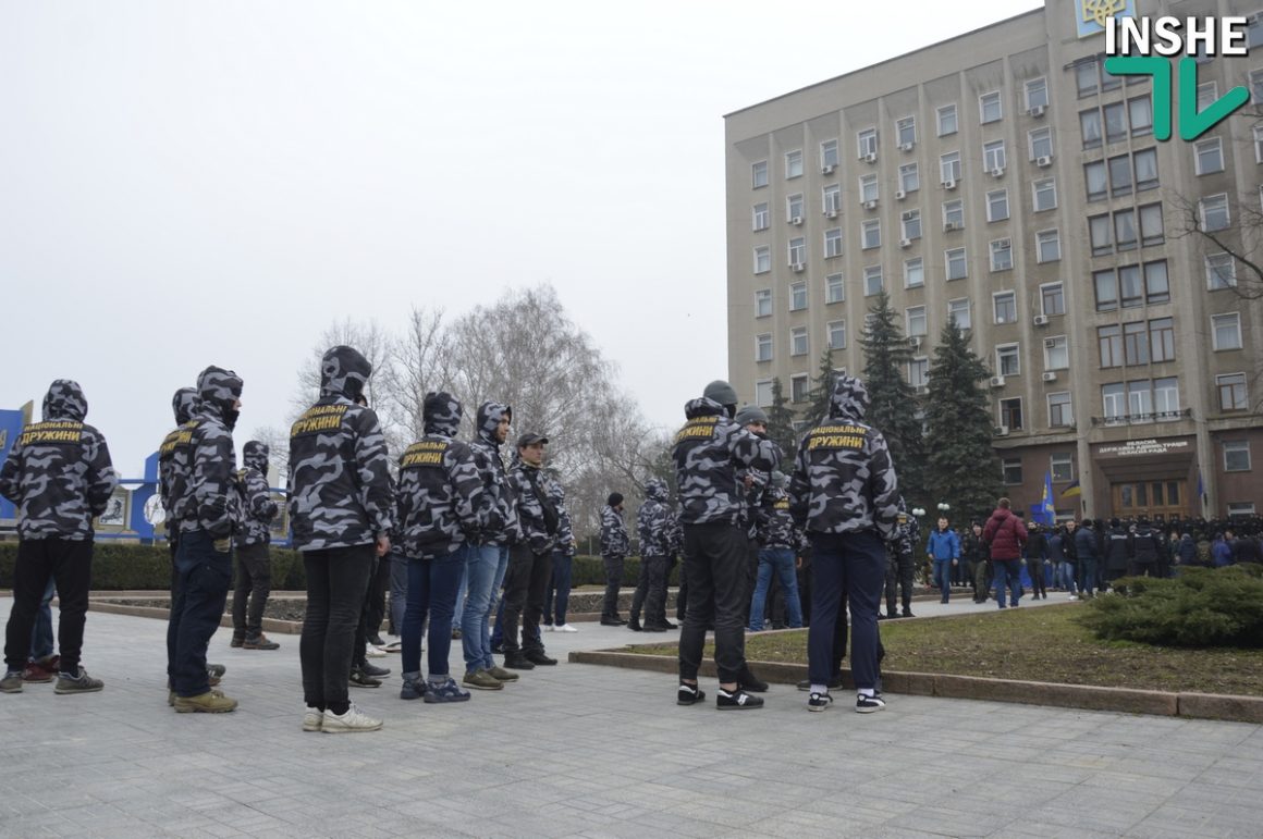 Сессия облсовета в Николаеве. Протест у входа и Нацгвардия по периметру 32