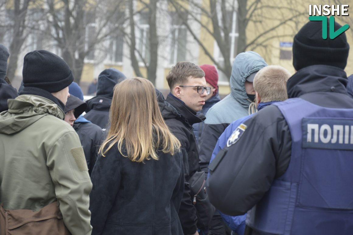 Сессия облсовета в Николаеве. Протест у входа и Нацгвардия по периметру 34