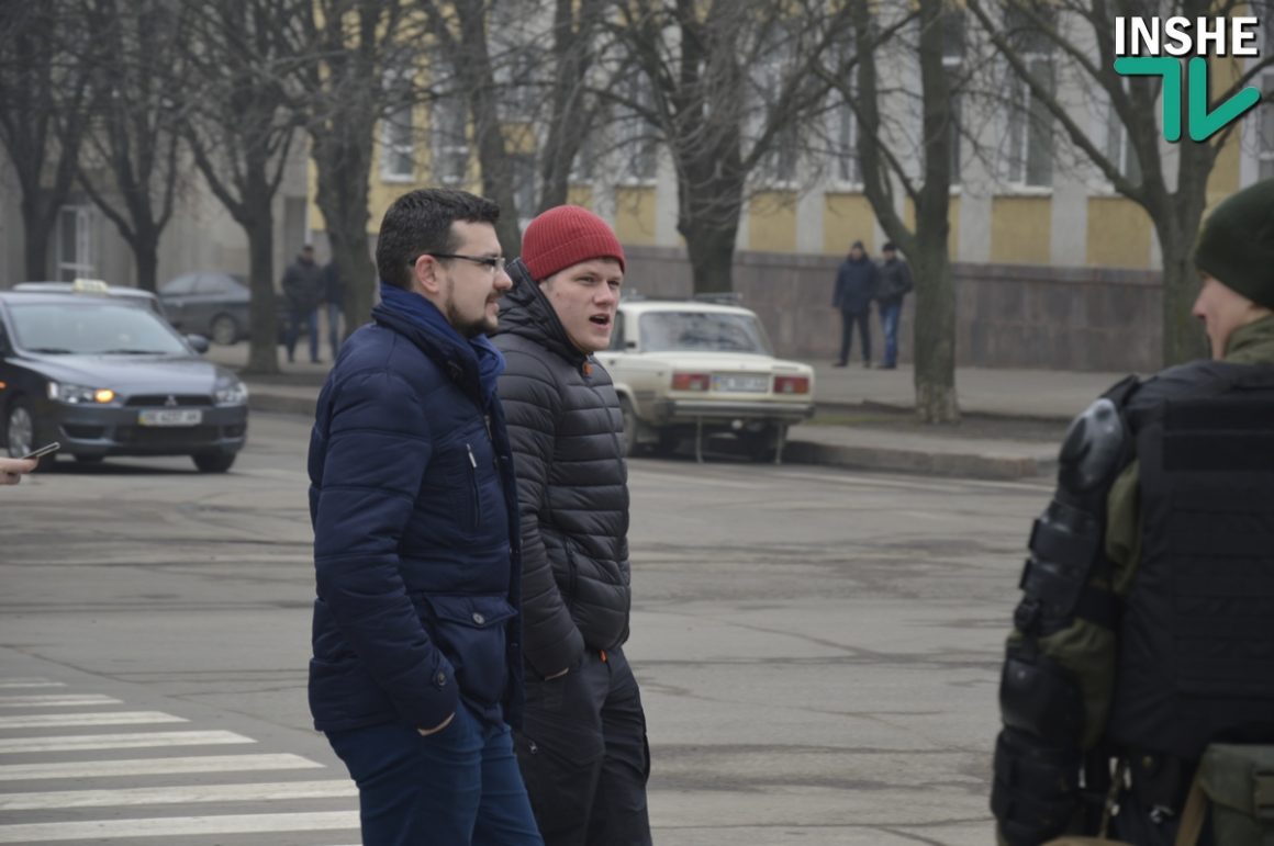 Сессия облсовета в Николаеве. Протест у входа и Нацгвардия по периметру 36