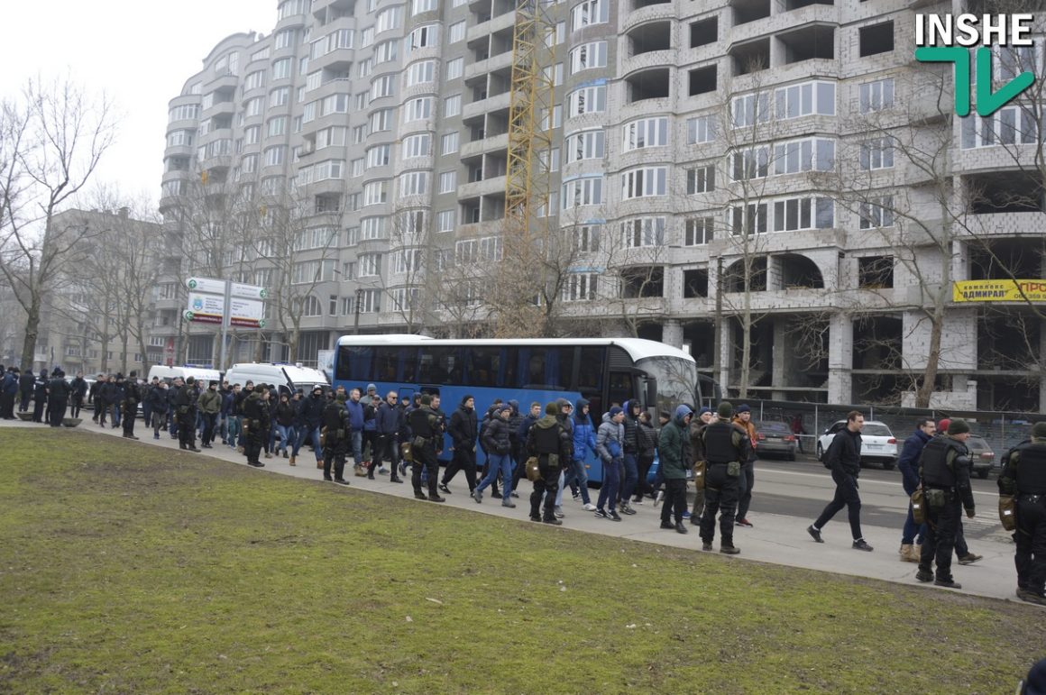 Сессия облсовета в Николаеве. Протест у входа и Нацгвардия по периметру 38