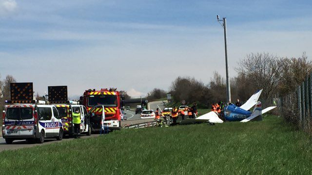 Самолет упал на шоссе во Франции: двое погибших 1