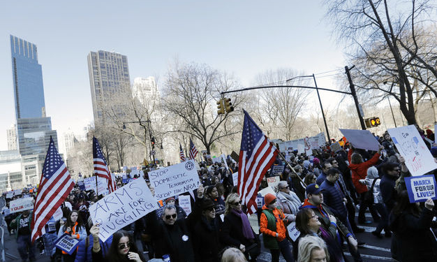 На марш за ограничение продажи оружия в Нью-Йорке вышло более 150 тысяч человек