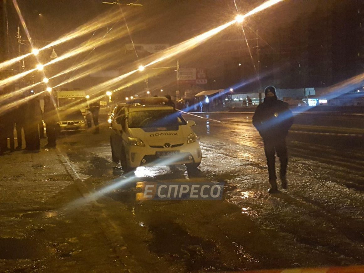 В Киеве мужчина бросил взрывчаткой в полицейских 6