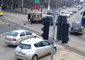 Не конфеты, но тоже весело: в Одессе после ДТП улицу засыпало лимонами: