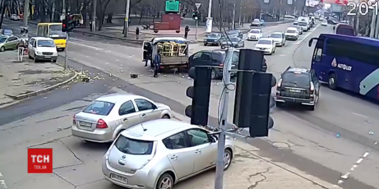 Не конфеты, но тоже весело: в Одессе после ДТП улицу засыпало лимонами: