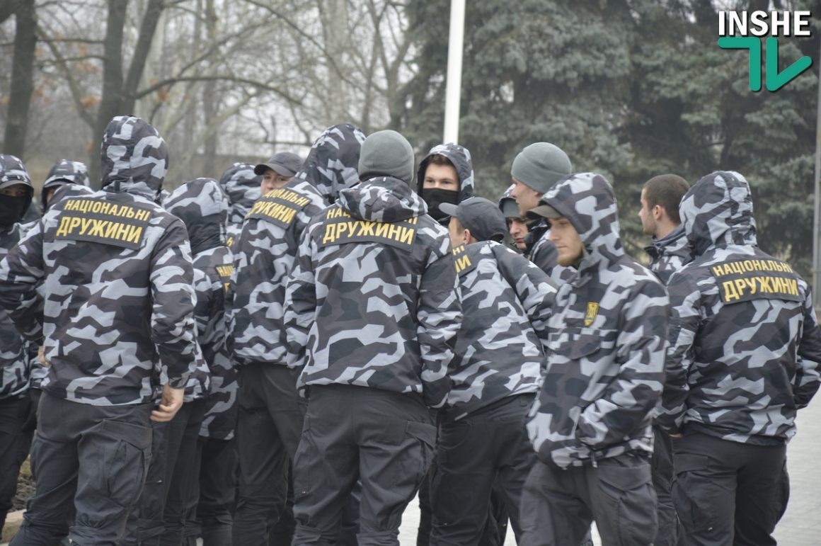 Сессия облсовета в Николаеве. Протест у входа и Нацгвардия по периметру 40