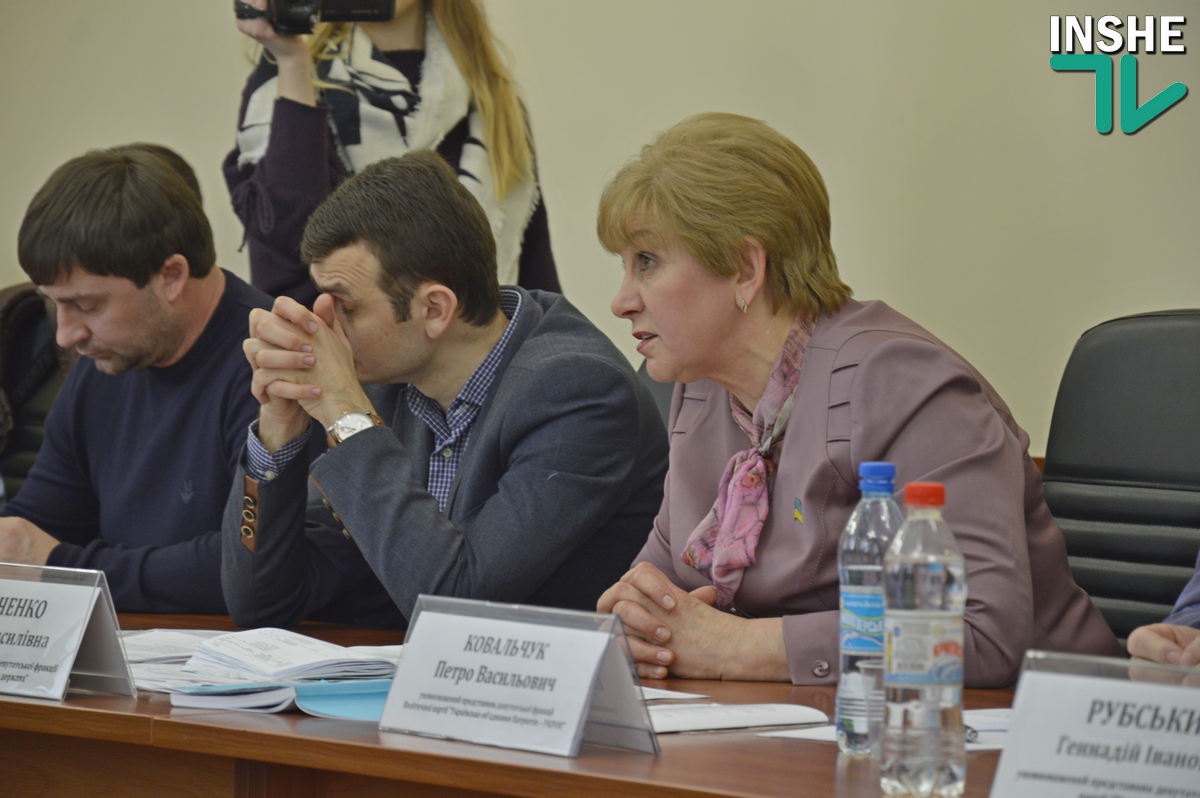 ОБНОВЛЕНО: Президиум Николаевского облсовета решил больше никогда не выносить вопрос вывешивания красно-черных флагов на админзданиях на сессию