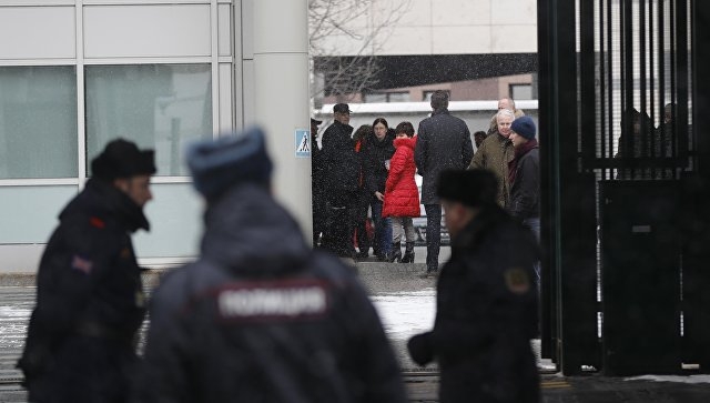 Высланные британские дипломаты покинули посольство РФ в Москве