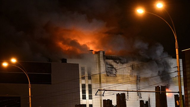 Пожар в Кемерово: в здании торгового центра обрушилась крыша 1