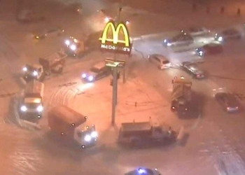 В Одессе зафиксировали хоровод из снегоуборочной техники