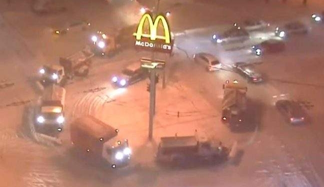 В Одессе зафиксировали хоровод из снегоуборочной техники