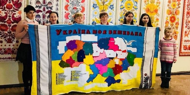 В Харькове вышивали разноцветную карту Украины. Мы на ней – розовые