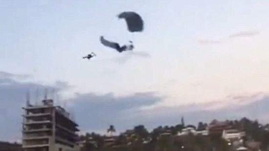 Две парашютистки столкнулись в небе над пляжем. Одна погибла 1