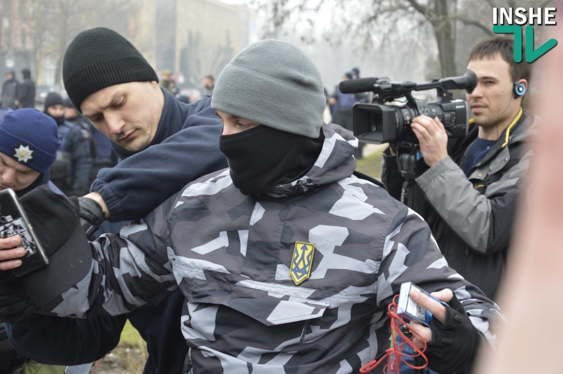 Сессия облсовета в Николаеве. Протест у входа и Нацгвардия по периметру 44