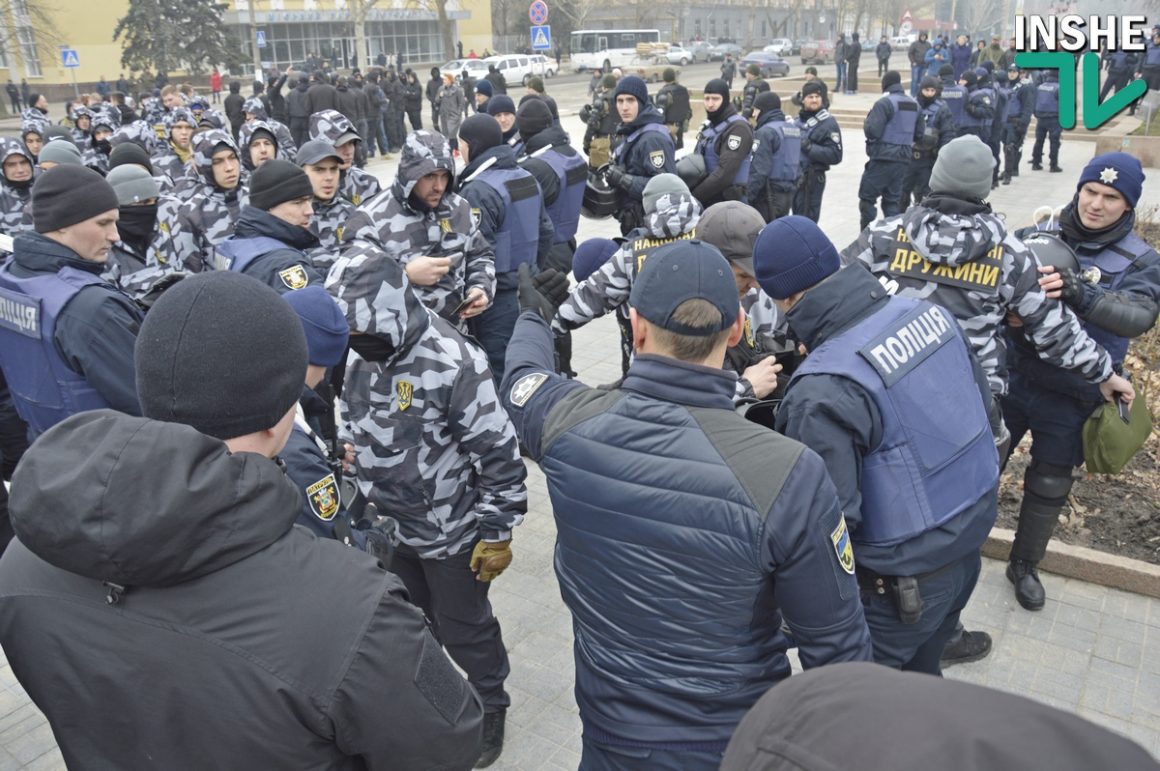 Сессия облсовета в Николаеве. Протест у входа и Нацгвардия по периметру 46