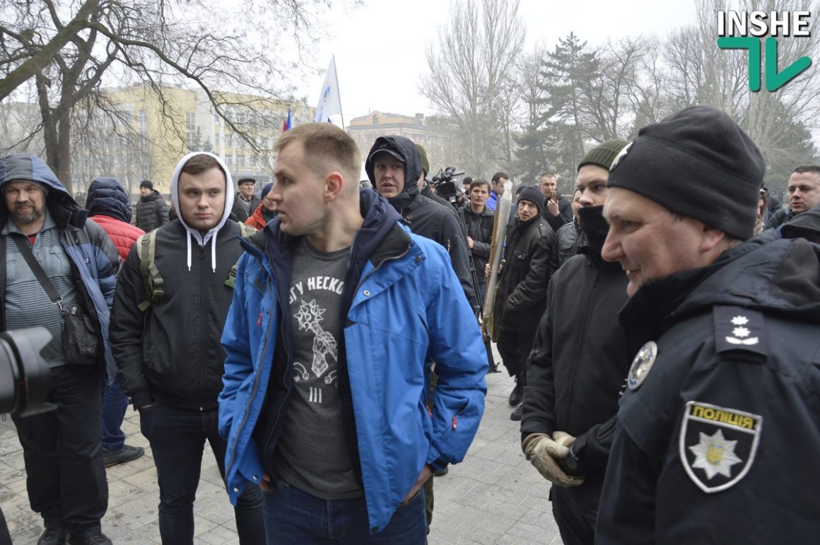 Сессия облсовета в Николаеве. Протест у входа и Нацгвардия по периметру 48