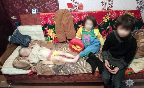 В Мариуполе женщина на трое суток заперла троих детей в квартире