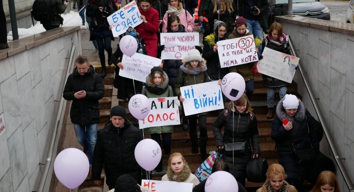“Мое тело – мое дело”, “Бьет – значит, сядет”. В Киеве прошел Марш за права женщин
