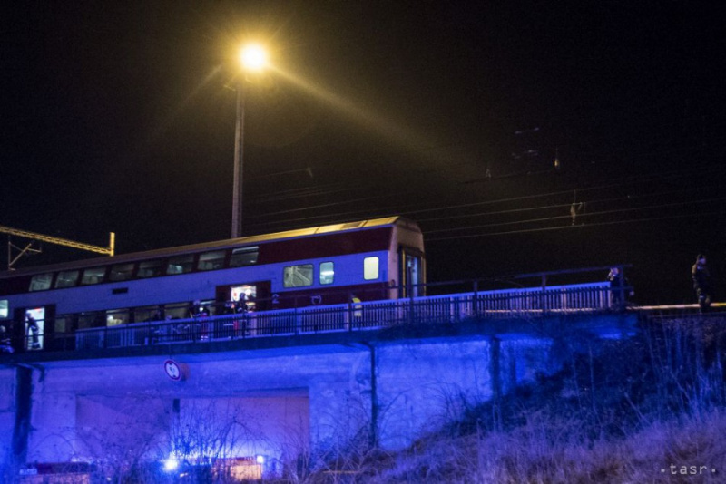 В Словакии пассажирский поезд врезался в стоявший на путях локомотив и частично сошел с рельсов - пострадали 18 человек, в том числе ребенок 5