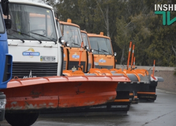 Департамент ЖКХ вывез на показ в центр города свою технику, заверив, что есть чем посыпать дороги солью