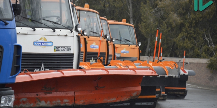 Департамент ЖКХ вывез на показ в центр города свою технику, заверив, что есть чем посыпать дороги солью
