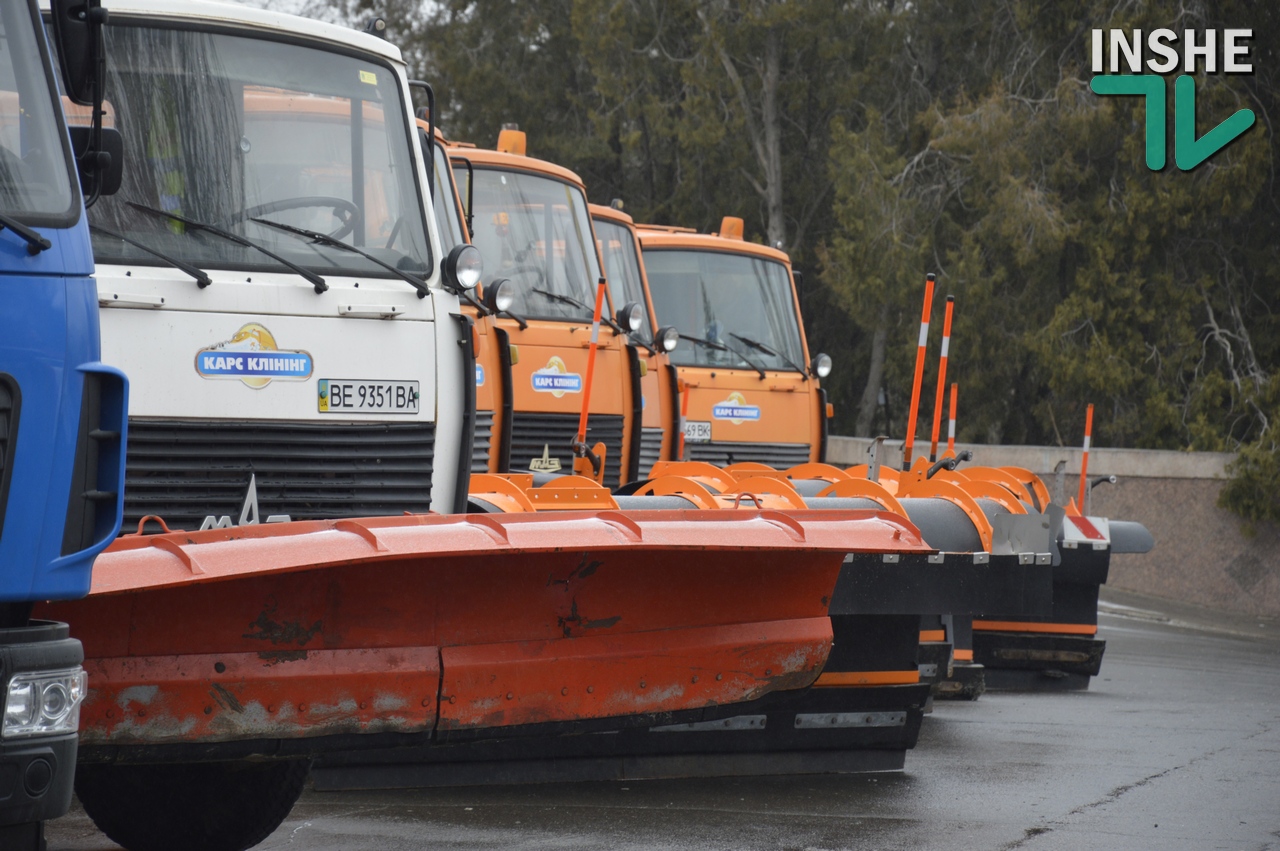 Департамент ЖКХ вывез на показ в центр города свою технику, заверив, что есть чем посыпать дороги солью