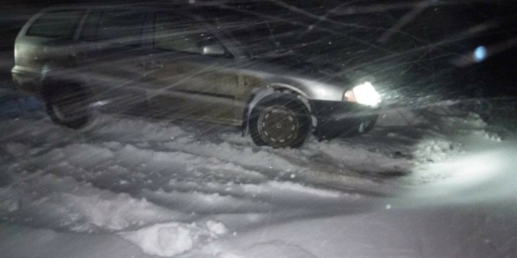 За сутки на Николаевщине спасатели достали из кюветов и сугробов 16 авто и помогли добраться к больным и в больницу двум «скорым»