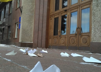 Эхо самоубийства директора Николаевского аэропорта: горожане положили перед входом в Николаевскую ОГА бумажные самолетики