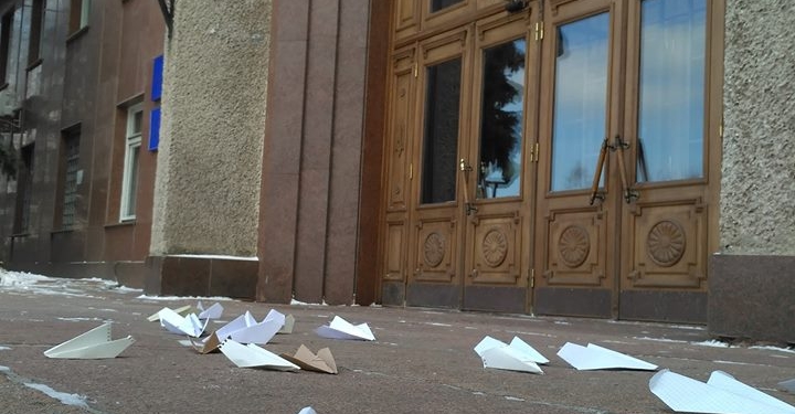 Эхо самоубийства директора Николаевского аэропорта: горожане положили перед входом в Николаевскую ОГА бумажные самолетики