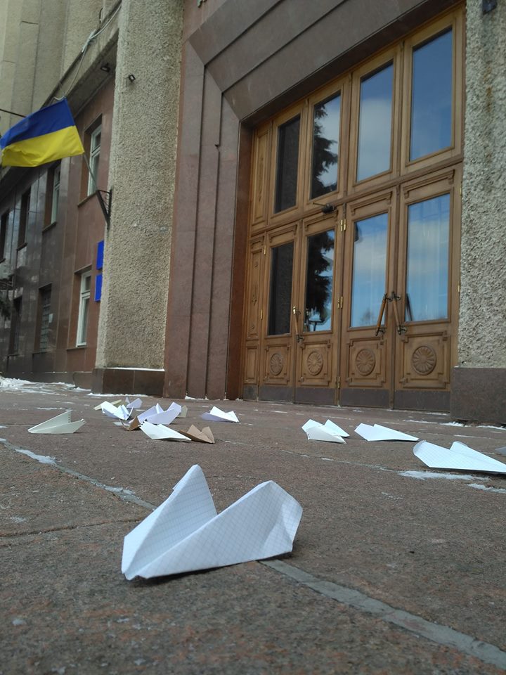 Эхо самоубийства директора Николаевского аэропорта: горожане положили перед входом в Николаевскую ОГА бумажные самолетики 3