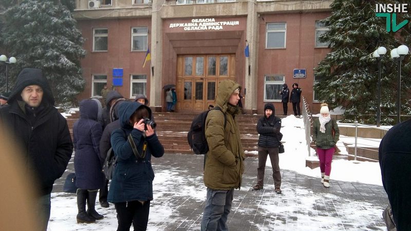 Эхо самоубийства директора Николаевского аэропорта: горожане вышли к Николаевской ОГА требовать отставки Савченко 4