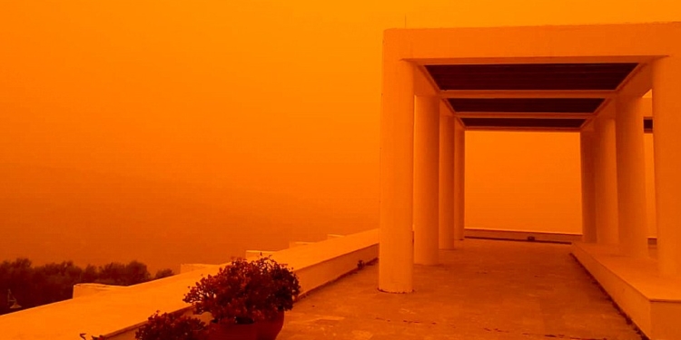 «Оранжевое небо, оранжевое море, оранжевая зелень»: во что превратился Крит из-за пыли из Сахары