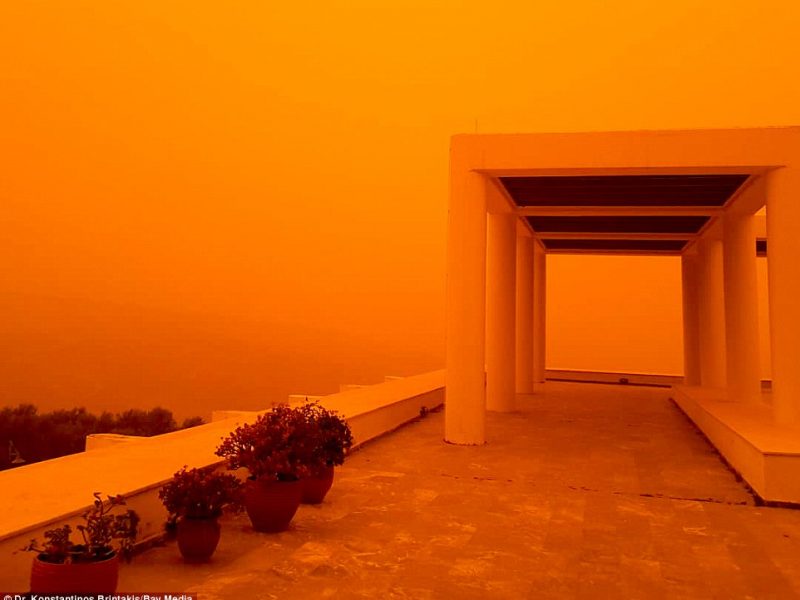 «Оранжевое небо, оранжевое море, оранжевая зелень»: во что превратился Крит из-за пыли из Сахары