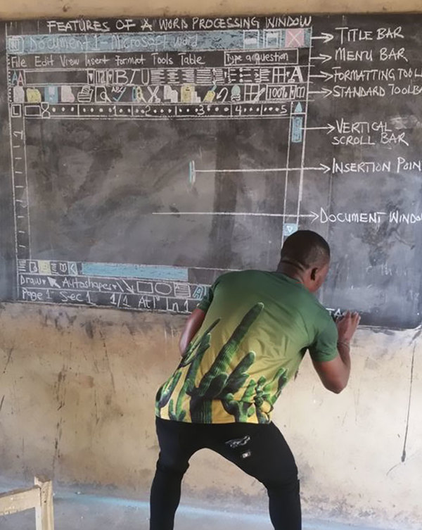 Было бы желание! В Африке преподаватель информатики рисует скриншоты мелом на доске 5
