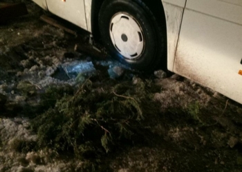 Пассажирский автобус «Херсон-Москва» застрял в яме со льдом в районном центре Николаевщины