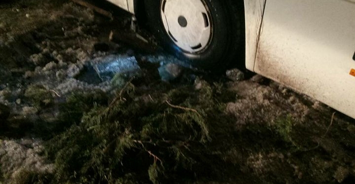 Пассажирский автобус «Херсон-Москва» застрял в яме со льдом в районном центре Николаевщины