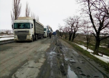 Ни дня без перекрытия дорог на Николаевщине? Сегодня это и Еланец, где жители так требуют ремонта дороги