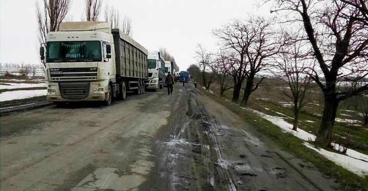 Ни дня без перекрытия дорог на Николаевщине? Сегодня это и Еланец, где жители так требуют ремонта дороги