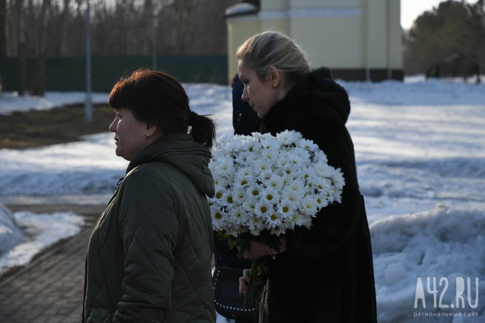 Сегодня в Кемерово начнут хоронить погибших на пожаре в ТЦ «Зимняя вишня» 6