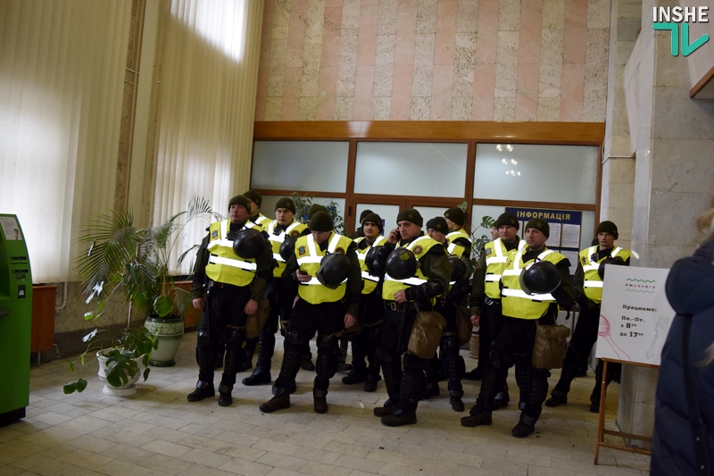 Сессия облсовета в Николаеве. Протест у входа и Нацгвардия по периметру 8