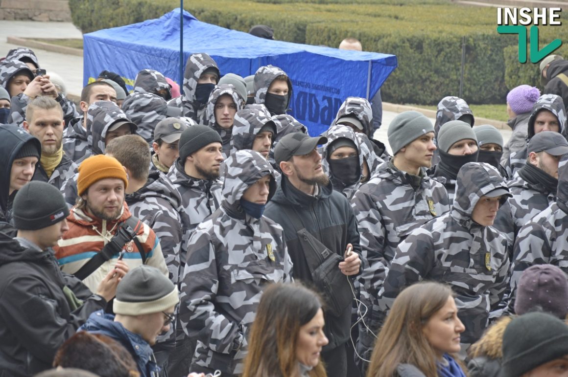 Сессия облсовета в Николаеве. Протест у входа и Нацгвардия по периметру 16